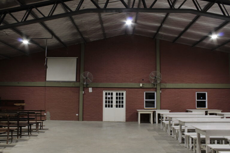 2434 SUM PB Templo Pantalla Patio Comedor Ventana Pasaplatos